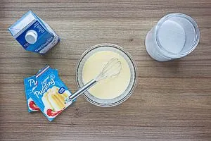 Milch, Puddingpulver und Zucker verrühren