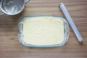 Pudding zum Abkühlen umfüllen und mit Frischhaltefolie bedecken