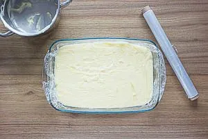 Pudding zum Abkühlen umfüllen und mit Frischhaltefolie bedecken