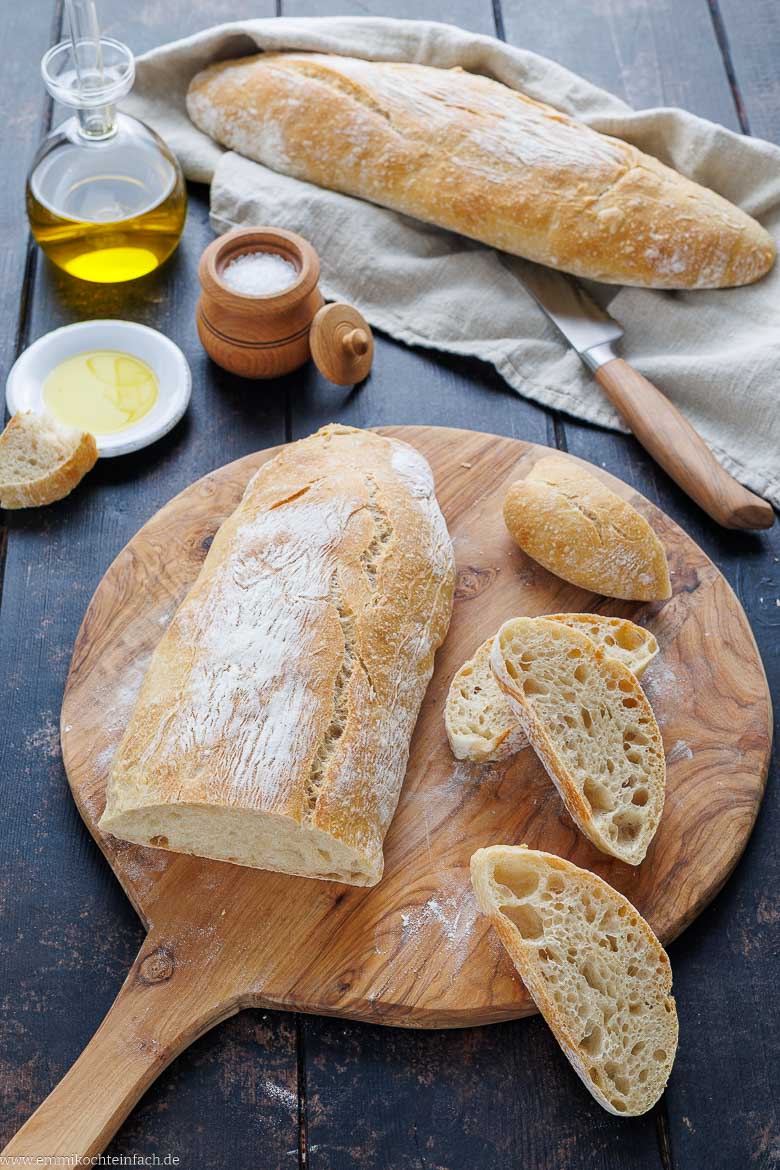 Italienisches Wei&szlig;brot mit knuspriger Kruste und luftiger Krume