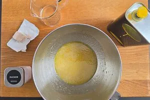 Wasser, Olivenöl, Hefe und Zucker verrühren