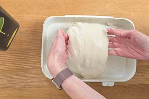 Teig drehen, heben, hängen lassen und einschlagen, dann 1 bis 1,5 Stunden gehen lassen
