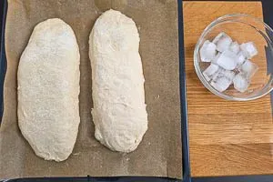 Teig in zwei Stücke teilen und Eiswürfel bereitstellen