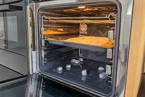 Brote auf die zweite Schiene, Eiswürfel auf den Boden des Ofens, 25 bis 30 Minuten backen