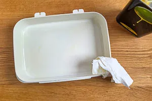 Gärbox mit Olivenöl einfetten