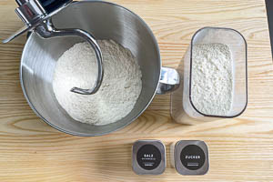 Mehl, Salz und Zucker vermengen