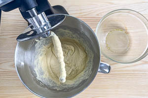 Hefemischung mit Mehl in die K&uuml;chenmaschine geben und kneten