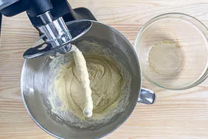 Hefemischung mit Mehl in die K&uuml;chenmaschine geben und kneten