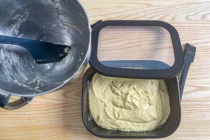 Teig in eine mit Oliven&ouml;l eingefettete Sch&uuml;ssel geben und ruhen lassen