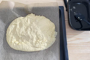 Teig auf einem Backblech ausbreiten