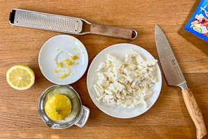Zitrone auspressen, Feta kleinschneiden