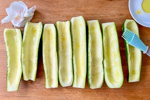 Zucchinih&auml;lften salzen und mit Oliven&ouml;l bestreichen