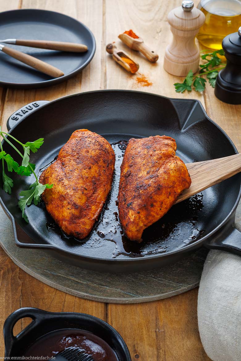 Klassische H&auml;hnchen-Marinade mit Paprikapulver, Pfeffer und Oliven&ouml;l