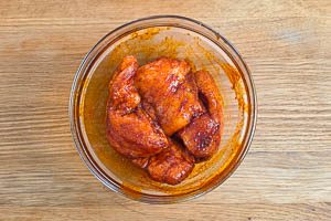 Marinade mit dem H&auml;hnchen vermengen