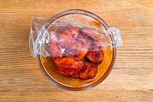 Gut abdecken und im K&uuml;hlschrank ziehen lassen.