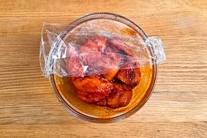 Gut abdecken und im K&uuml;hlschrank ziehen lassen.