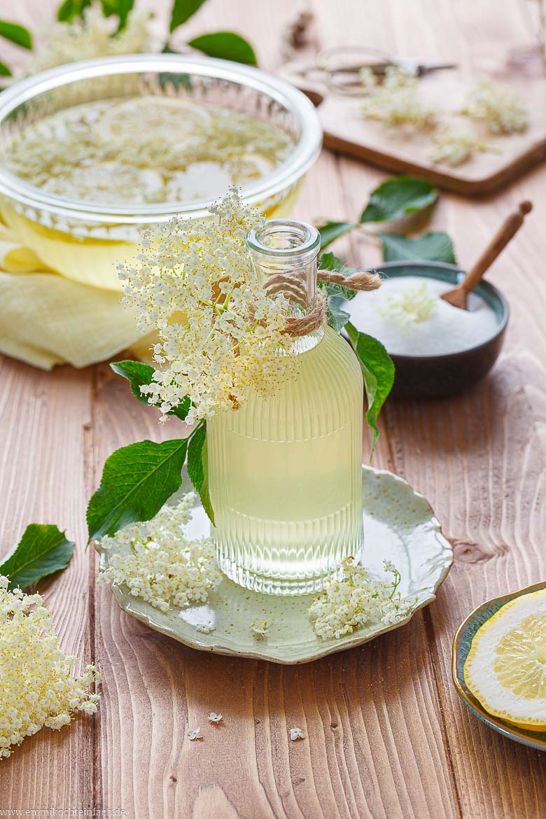 Süßer, blumiger Sirup aus Holunderblütendolden