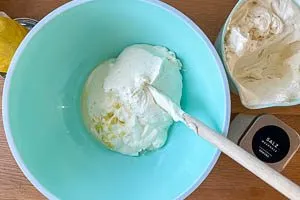 Joghurt mit der aufgeschlagenen Sahne vermengen
