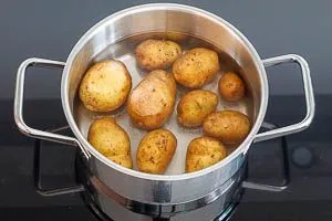 Kartoffeln waschen und kochen