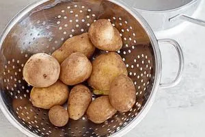 Kartoffeln abgie&szlig;en