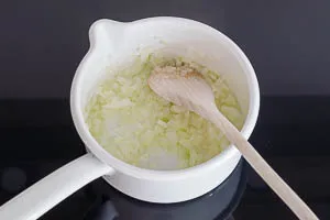 Zwiebeln w&uuml;rfeln und and&uuml;nsten