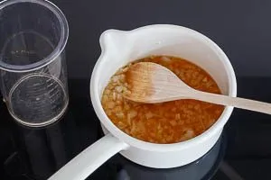 Fleischbr&uuml;he zu den Zwiebeln geben