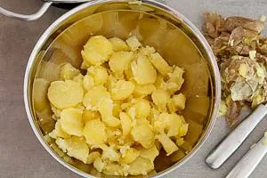 Kartoffeln pellen und in Scheiben schneiden
