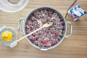 Kirschen mit Gelierzucker und Zitronensaft in einen hohen Kochtopf