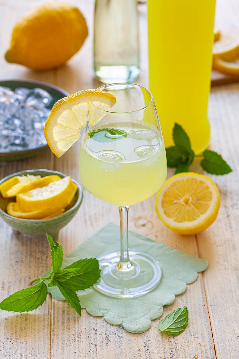Spritziger Limoncello im Weinglas