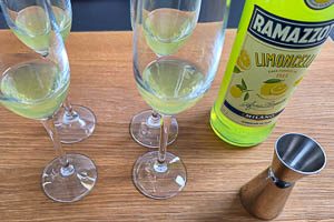 Limoncello in die Gl&auml;ser f&uuml;llen