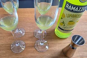 Limoncello in die Gl&auml;ser f&uuml;llen