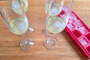 Eisw&uuml;rfel in die Gl&auml;ser geben