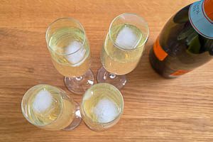 Gl&auml;ser mit Prosecco auff&uuml;llen