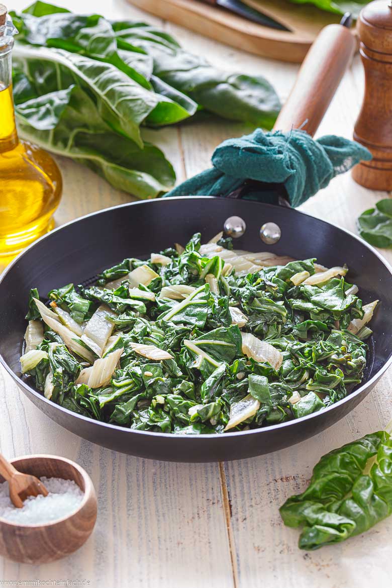 Mangold mit Oliven&ouml;l, Knoblauch und Gem&uuml;sebr&uuml;he in der Pfanne d&uuml;nsten