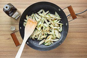 Stiele in Oliven&ouml;l anbraten, Knoblauch dazugeben