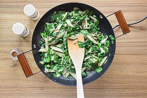 Mit Salz, Pfeffer und Muskat abschmecken