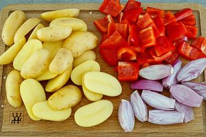Kartoffeln, Paprika und Zwiebeln schneiden