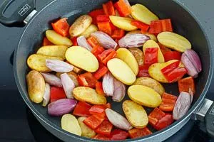 Kartoffeln, Paprika und Schalotten in Oliven&ouml;l anbraten