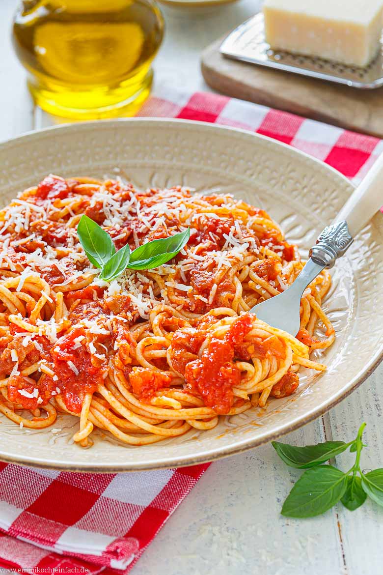 Italienische Tomatenso&szlig;e mit Guanciale und Pecorino