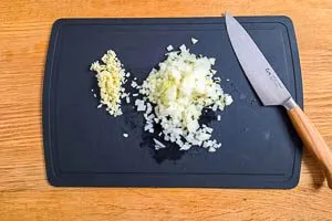 Zwiebeln und Knoblauch schneiden