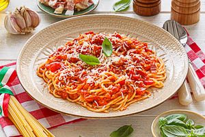 Spaghetti Amatriciana mit Pecorino bestreuen und servieren