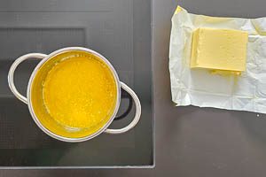 Butter im Topf schmelzen