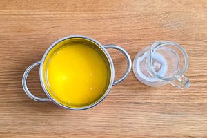 Kalte Milch zur Butter in den Topf geben