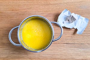 Frischhefe in der Butter-Milch-Mischung auflösen