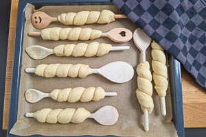 Stockbrot auf dem Backblech im Ofen backen