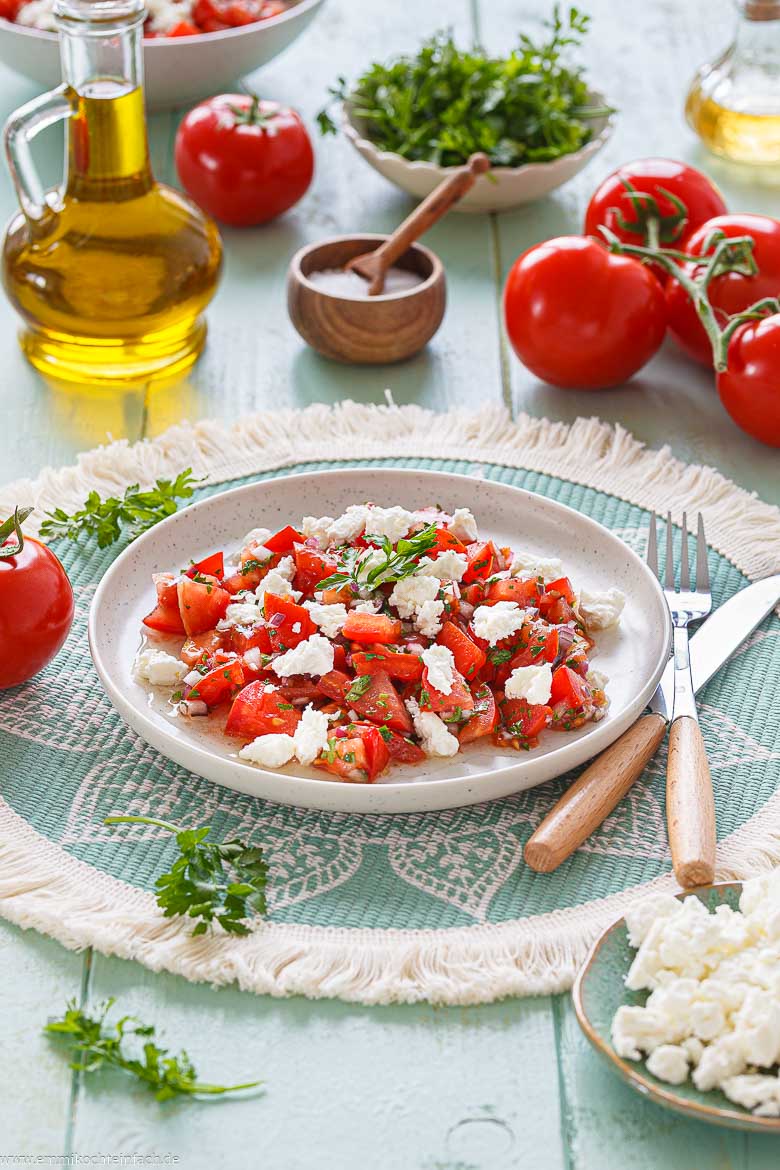 Griechischer Tomatensalat mit salzigem Feta