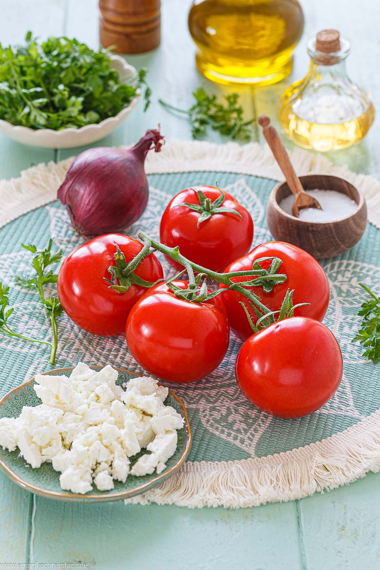 Zutaten f&uuml;r Tomatensalat mit Feta