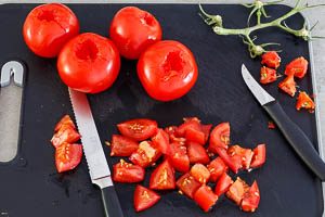 Tomaten waschen und klein schneiden.