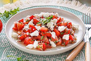 Mit Feta belegen und fertig ist dein Tomatensalat mit Feta!