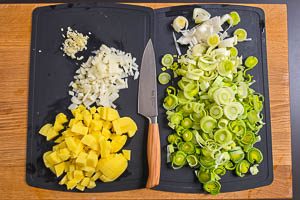 Kartoffeln, Lauch, Zwiebeln und Knoblauch schneiden